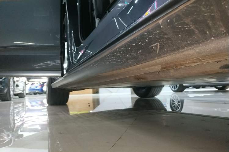 Used Volkswagen ID.6 X 2023 Pure Long-Range Version Right Side Sill