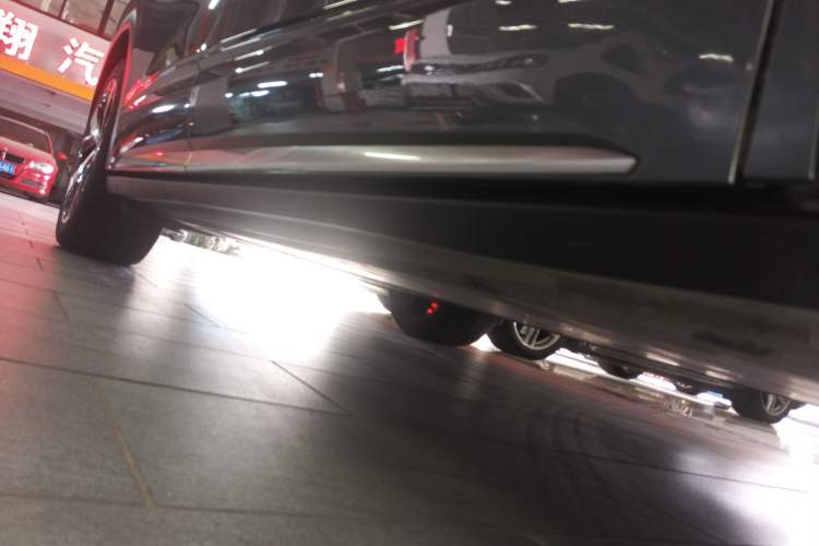 Used Volkswagen ID.6 X 2023 Pure Long-Range Version Right Side Sill