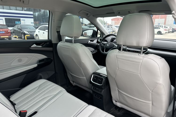 Used Volkswagen ID.6 X 2023 Ultra-Intelligent Long-Range Version Interior 3