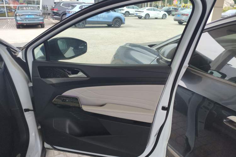 Used Volkswagen ID.6 X 2023 Ultra-Intelligent Long-Range Version Interior 5