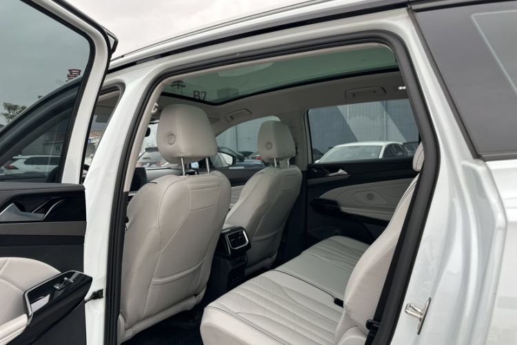 Used Volkswagen ID.6 X 2023 Ultra-Intelligent Long-Range Version Interior 7