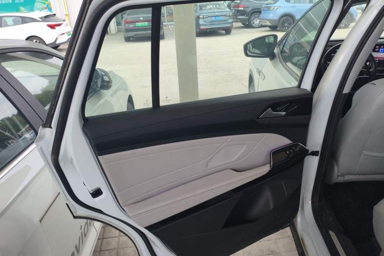 Used Volkswagen ID.6 X 2023 Ultra-Intelligent Long-Range Version Interior 8