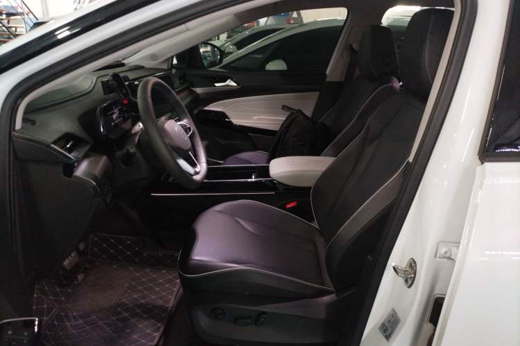 Used Volkswagen ID.6 X 2023 Pure Long-Range Version Left Front Seat