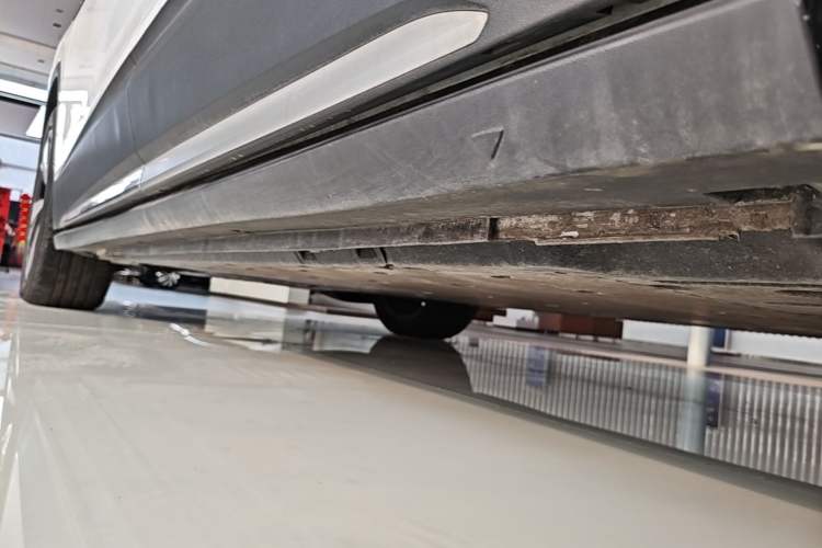 Used Volkswagen ID.6 X 2023 Ultra-Intelligent Long-Range Version Left Side Sill