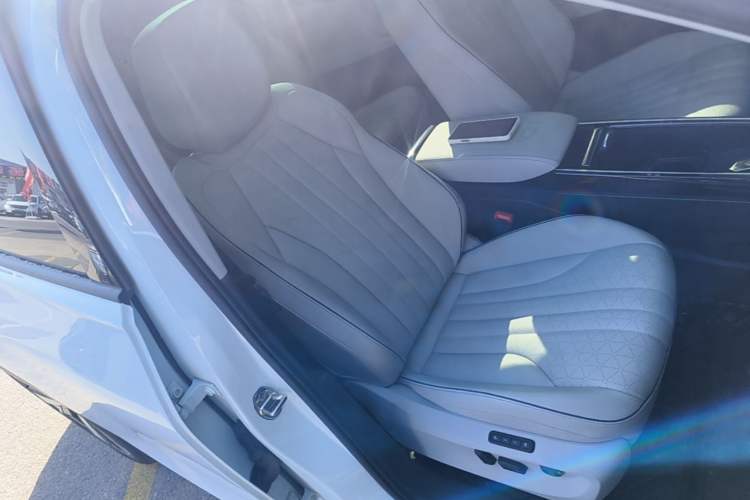 Used Volkswagen ID.6 X 2023 Ultra-Intelligent Long-Range Version Right Front Seat