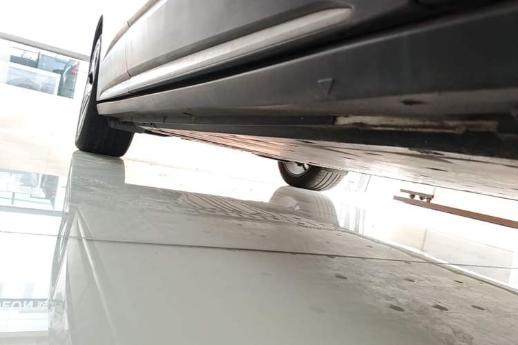 Used Volkswagen ID.6 X 2023 Ultra-Intelligent Long-Range Version Right Side Sill