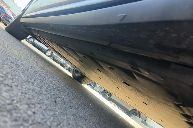 Used Volkswagen ID.6 X 2023 Ultra-Intelligent Long-Range Version Right Side Sill