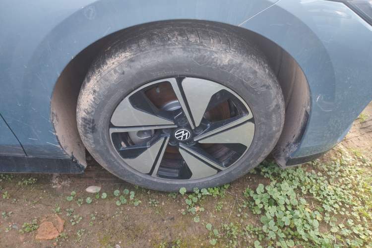 Used Volkswagen ID.7 VIZZION 2024 AIR model Right Front Wheel Hub