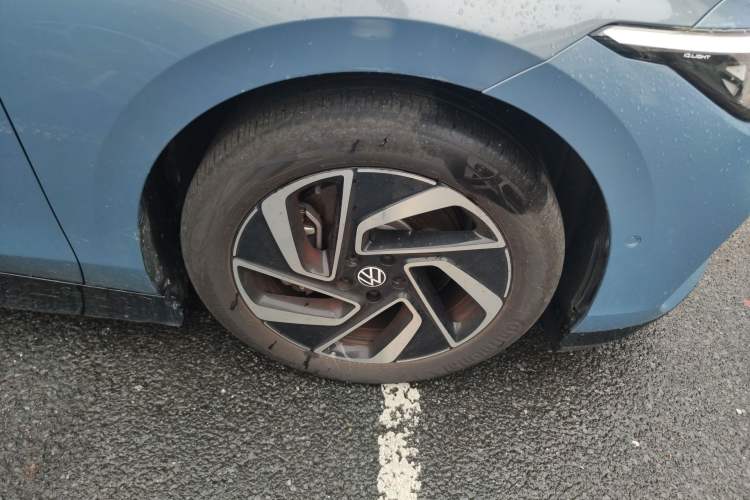 Used Volkswagen ID.7 VIZZION 2024 First Edition Right Front Wheel Hub