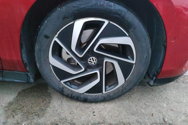 Used Volkswagen ID.7 VIZZION 2024 First Edition Right Front Wheel Hub