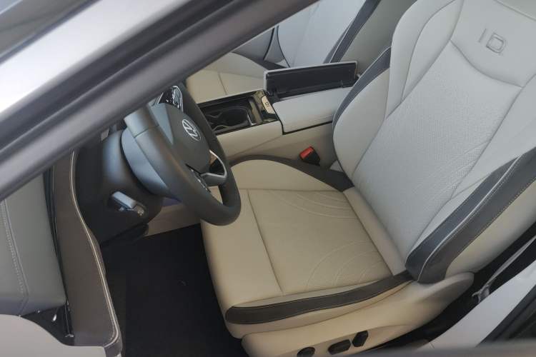 Used Volkswagen ID.7 VIZZION 2024 First Edition Left Front Seat