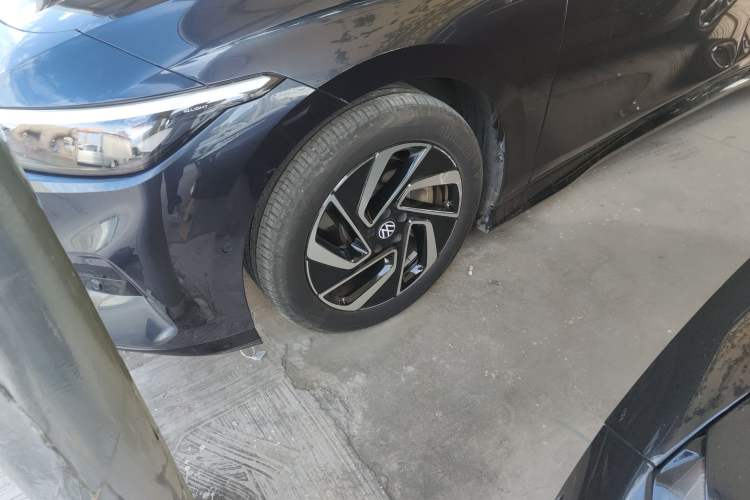Used Volkswagen ID.7 VIZZION 2024 First Edition Left Front Wheel Hub