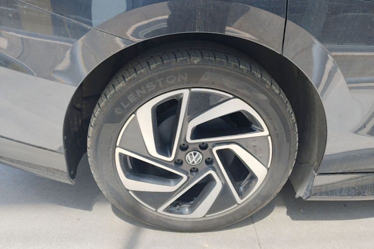 Used Volkswagen ID.7 VIZZION 2024 First Edition Left Front Wheel Hub