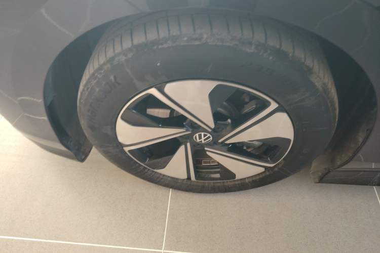 Used Volkswagen ID.7 VIZZION 2024 AIR model Left Front Wheel Hub