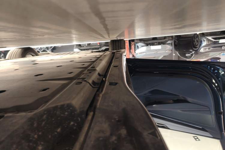 Used Volkswagen ID.7 VIZZION 2024 AIR model Left Side Sill