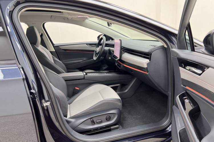 Used Volkswagen ID.7 VIZZION 2024 AIR model Right Front Seat