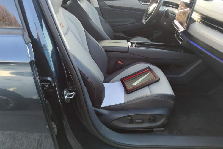 Used Volkswagen ID.7 VIZZION 2024 AIR model Right Front Seat