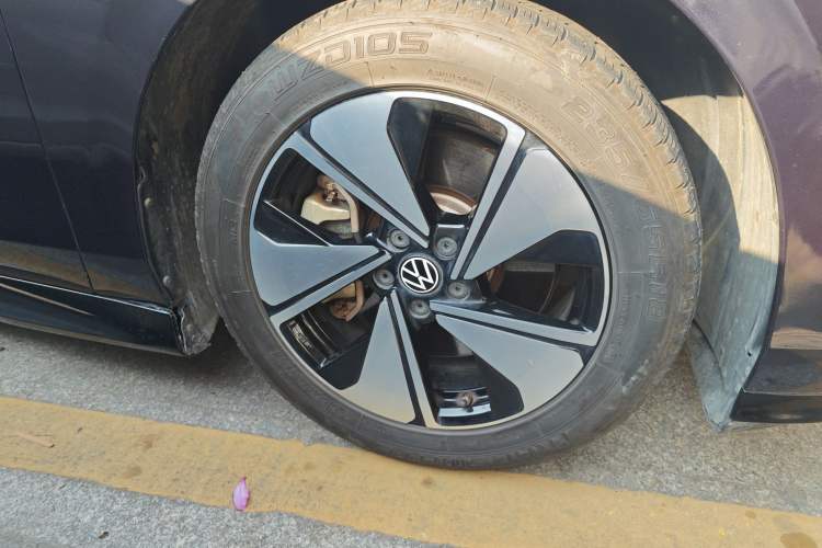 Used Volkswagen ID.7 VIZZION 2024 AIR model Right Front Wheel Hub
