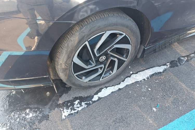 Used Volkswagen ID.7 VIZZION 2024 First Edition Right Rear Wheel Hub