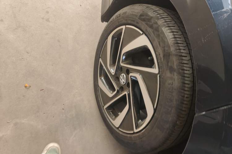Used Volkswagen ID.7 VIZZION 2024 First Edition Right Rear Wheel Hub