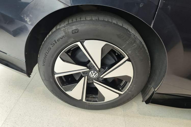 Used Volkswagen ID.7 VIZZION 2024 AIR model Right Rear Wheel Hub