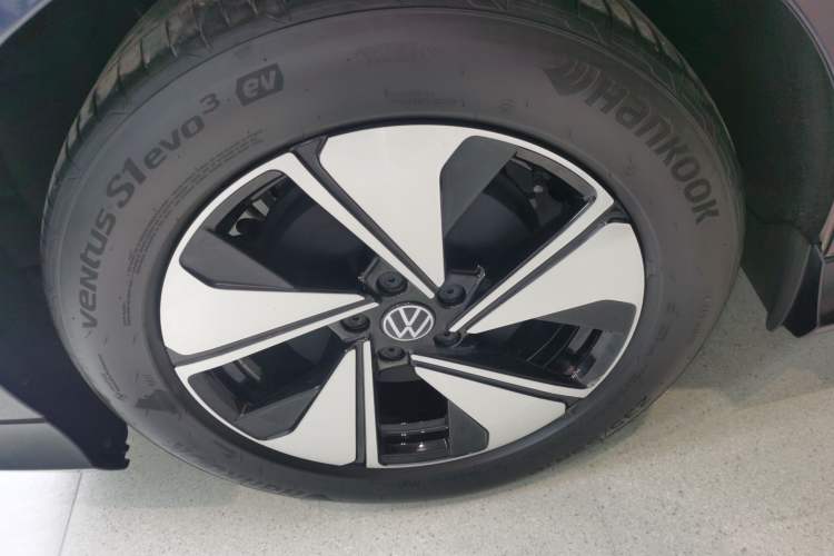 Used Volkswagen ID.7 VIZZION 2024 AIR model Right Rear Wheel Hub