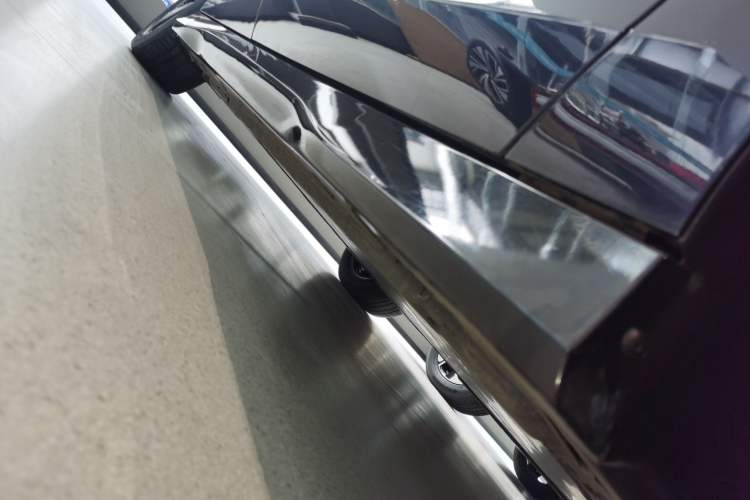 Used Volkswagen ID.7 VIZZION 2024 AIR model Right Side Sill