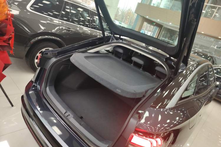 Used Volkswagen ID.7 VIZZION 2024 AIR model Trunk