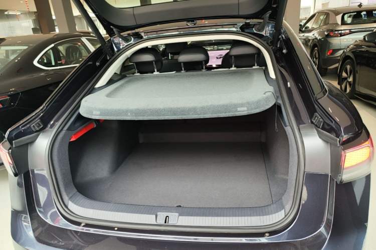 Used Volkswagen ID.7 VIZZION 2024 AIR model Trunk