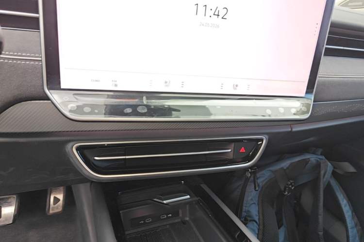 Used Volkswagen ID.7 VIZZION 2024 PRO Model Audio And AC Panel