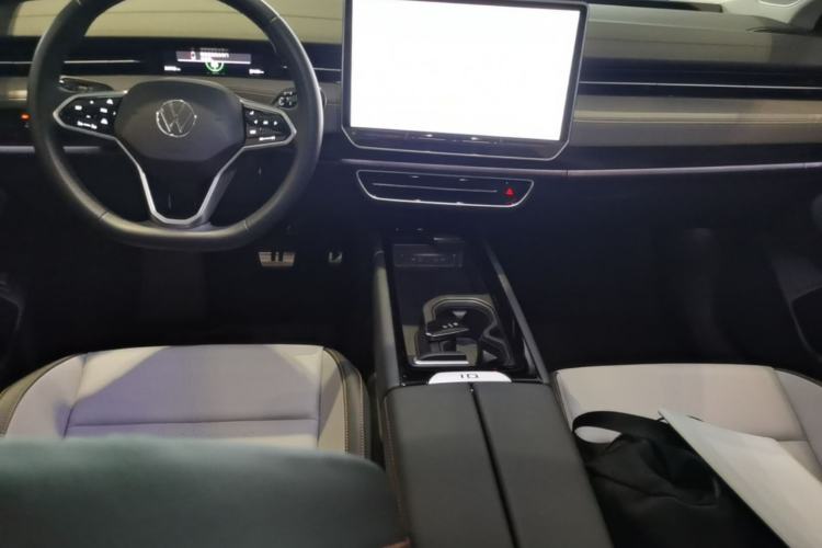 Used Volkswagen ID.7 VIZZION 2024 AIR model Center Console