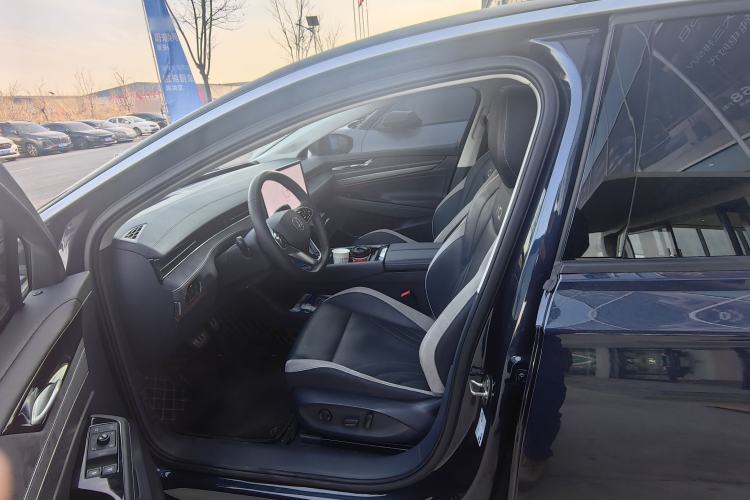 Used Volkswagen ID.7 VIZZION 2024 PRO Model Interior 2