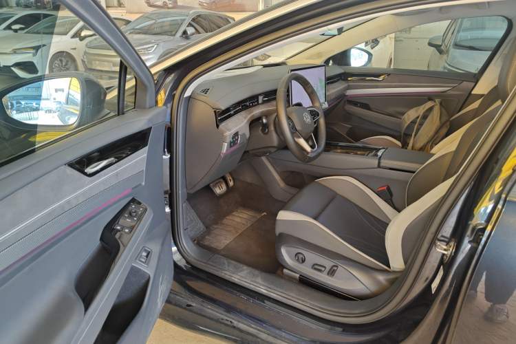 Used Volkswagen ID.7 VIZZION 2024 First Edition Left Front Seat