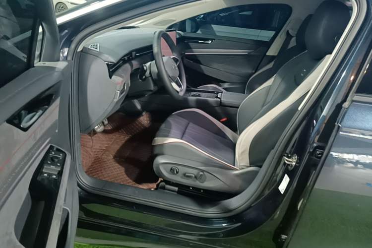 Used Volkswagen ID.7 VIZZION 2024 PRIME Left Front Seat