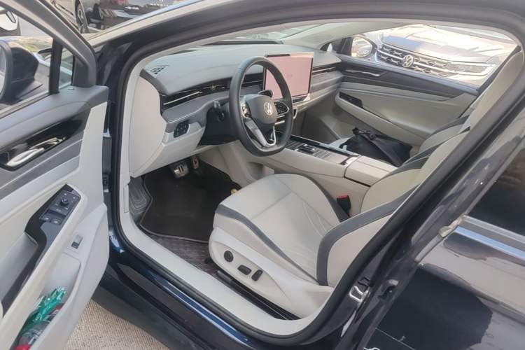 Used Volkswagen ID.7 VIZZION 2024 First Edition Left Front Seat