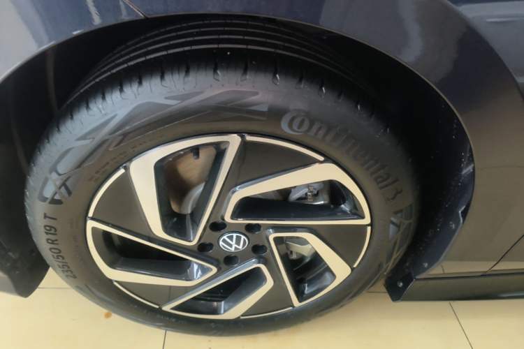 Used Volkswagen ID.7 VIZZION 2024 PRO Model Left Front Wheel Hub