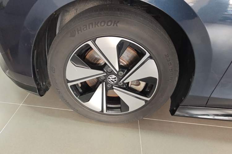 Used Volkswagen ID.7 VIZZION 2024 AIR model Left Front Wheel Hub