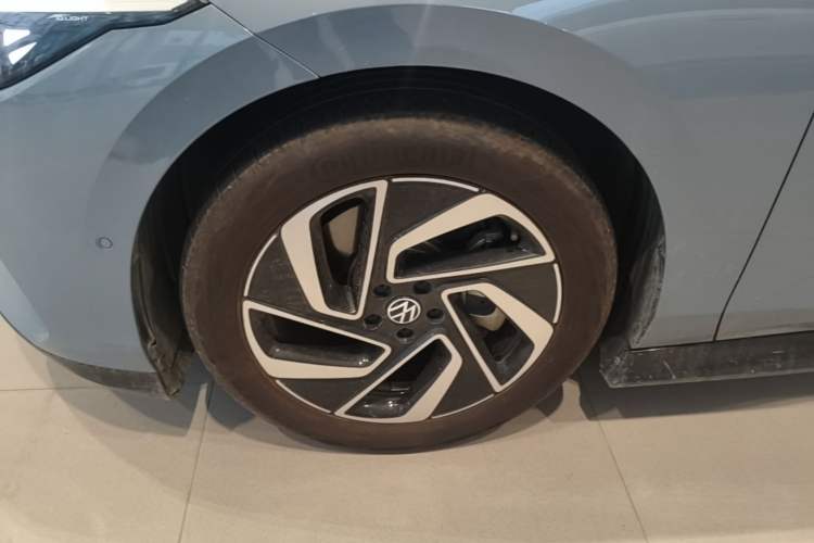 Used Volkswagen ID.7 VIZZION 2024 First Edition Left Front Wheel Hub