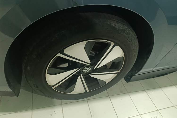 Used Volkswagen ID.7 VIZZION 2024 AIR model Left Front Wheel Hub