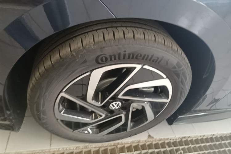 Used Volkswagen ID.7 VIZZION 2024 PRO Model Left Front Wheel Hub