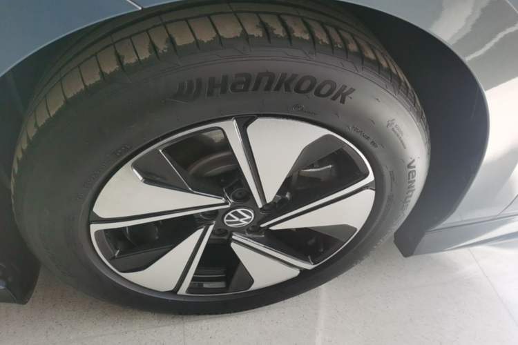 Used Volkswagen ID.7 VIZZION 2024 AIR model Left Front Wheel Hub