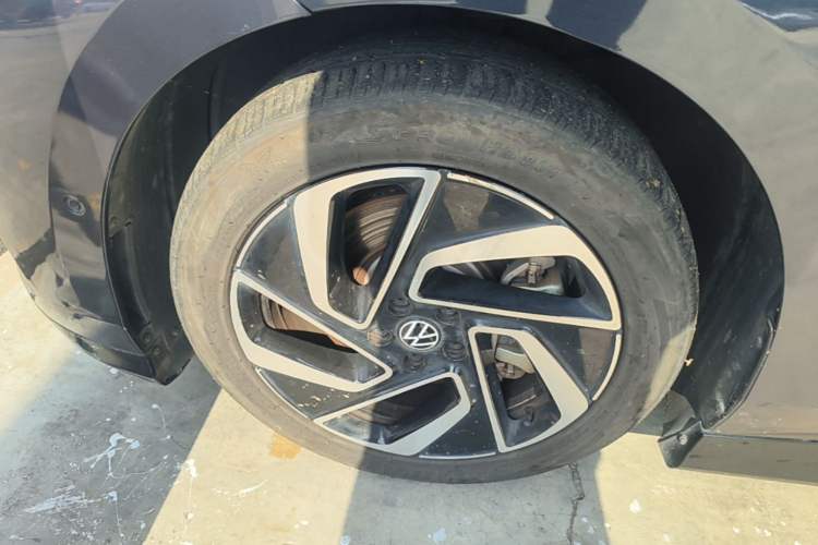 Used Volkswagen ID.7 VIZZION 2024 First Edition Left Front Wheel Hub