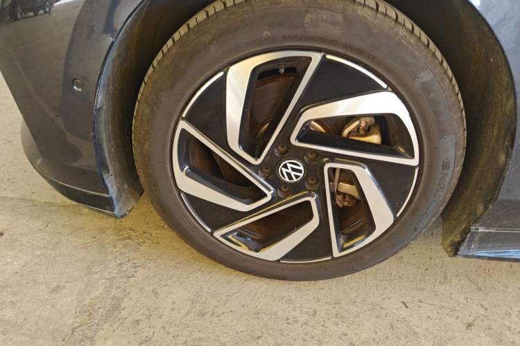 Used Volkswagen ID.7 VIZZION 2024 First Edition Left Front Wheel Hub