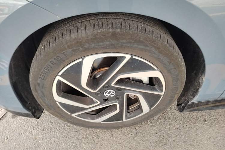 Used Volkswagen ID.7 VIZZION 2024 PRO Model Left Front Wheel Hub