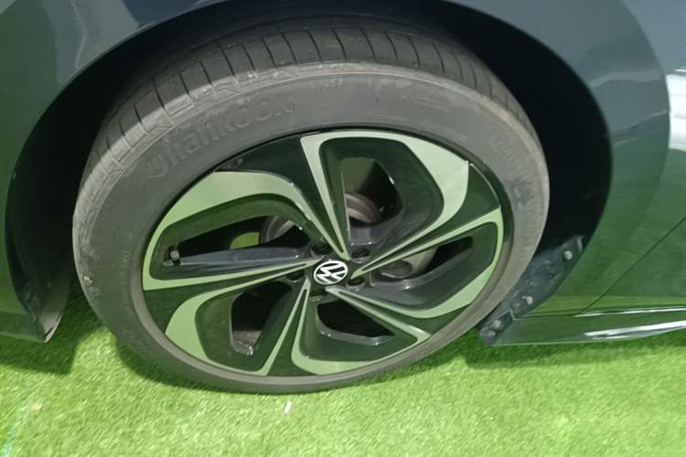 Used Volkswagen ID.7 VIZZION 2024 PRIME Left Front Wheel Hub