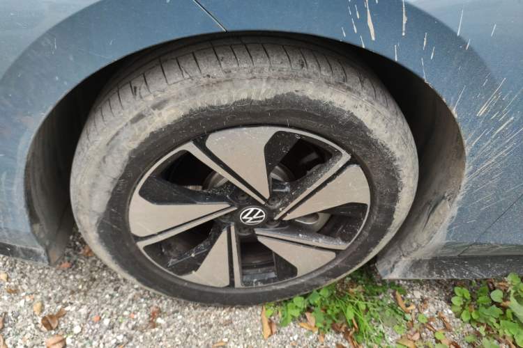 Used Volkswagen ID.7 VIZZION 2024 AIR model Left Front Wheel Hub