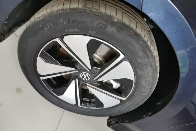 Used Volkswagen ID.7 VIZZION 2024 AIR model Left Front Wheel Hub