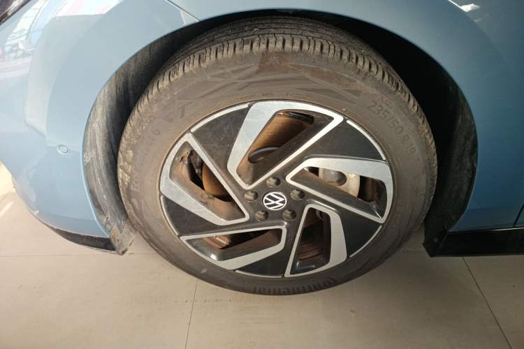 Used Volkswagen ID.7 VIZZION 2024 First Edition Left Front Wheel Hub