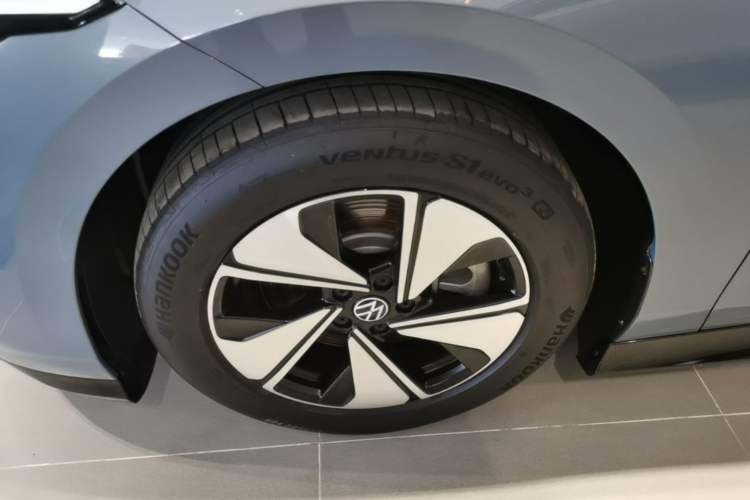 Used Volkswagen ID.7 VIZZION 2024 AIR model Left Front Wheel Hub