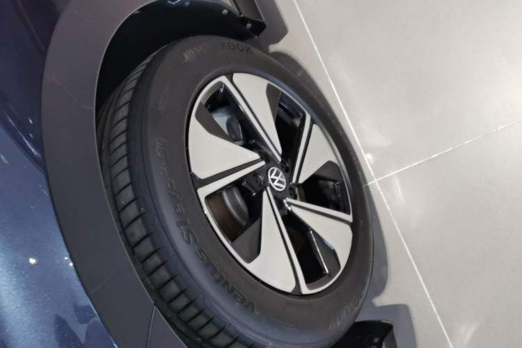 Used Volkswagen ID.7 VIZZION 2024 AIR model Left Front Wheel Hub